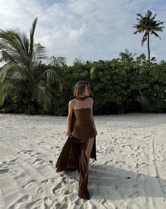 Élira – Asymmetrische maxi-jurk met strapless design