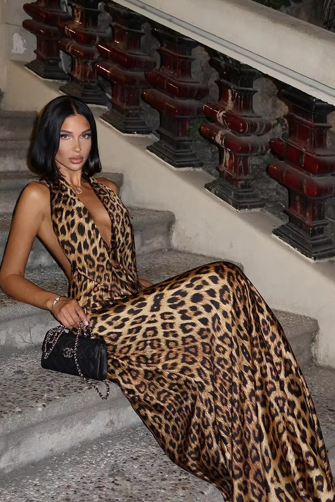 Nayela – Leopard maxi-jurk met open rug en halterhalslijn