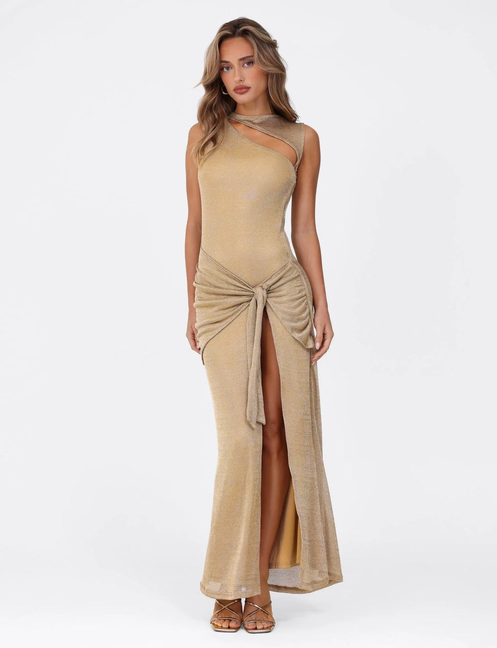 Amaris - Gouden metallic maxi-jurk met cut-out detail
