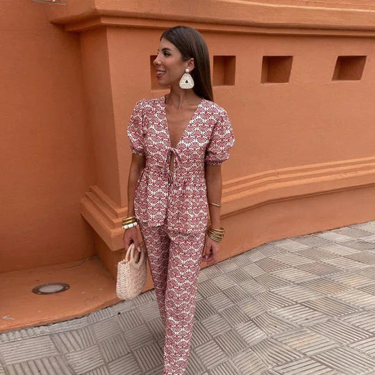 Liora – Zomers Tweedelig Setje met Statement Print